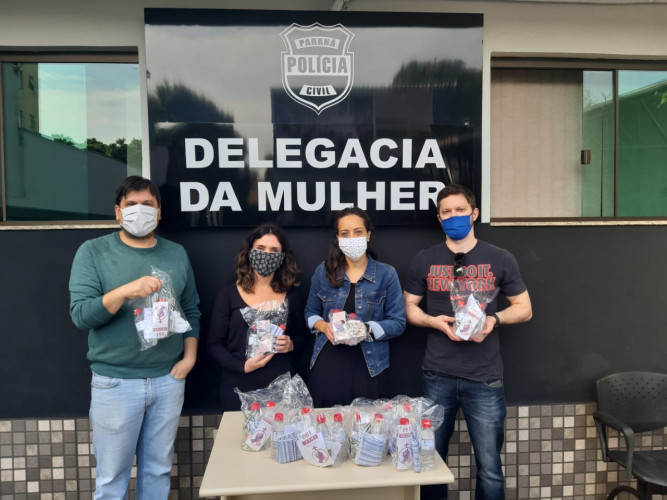 Servidores da PCPR e estudantes do IFPR entregam kits a vítimas de violência doméstica