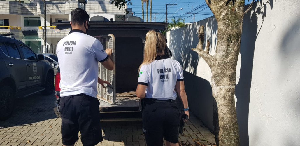 policiais civis e viatura