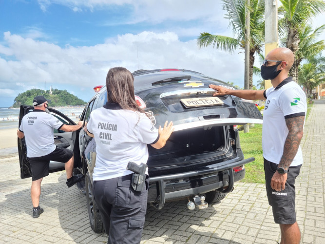 policiais civis com viatura em Guaratuba