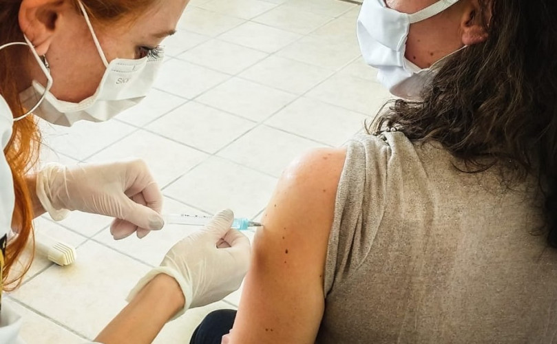 policial sendo vacinada contra gripe