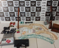 Armas, celulares, cédulas de dinheiro, munição e produtos apreendidos