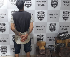 Homem preso junto a diversos pacotes de maconha