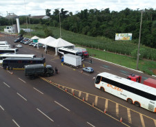 Imagem aérea apresenta movimentação de veículos automotores próximo a uma praça de pedágio no Estado
