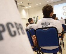 Policiais de costas acompanham reunião de trabalho da operação Verão Maior 2020 no litoral paranaense