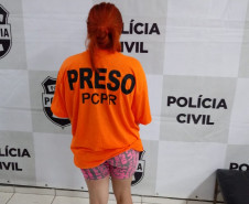 Mulher presa, de frente para a parede