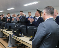 Diversas pessoas aplaudindo a inauguração do centro de operações