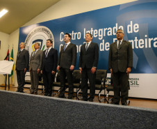 Autoridades no palco cantando o Hino Nacional