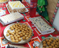 Mesa de lanche da tarde com brigadeiro, doces, salgados e refrigerantes