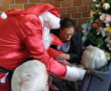 Papai Noel interagindo com idosos abrigados no lar