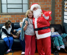 Papai Noel posando para foto com idosa