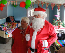 Senhora e papai noel enganchados e sorrindo