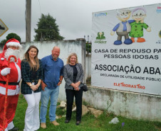 Policiais Civis e papai Noel em frente a casa de repouso ABAVN