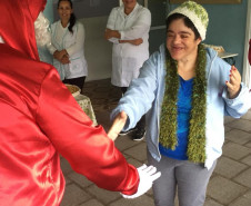 Papai Noel cumprimentando senhora