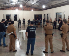 Policiais reunidos