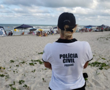 Policial civil trabalhando no litoral