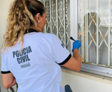 Papiloscopista da PCPR realizando perícia em local de crime