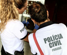 Papiloscopistas da PCPR realizando perícia em local de crime