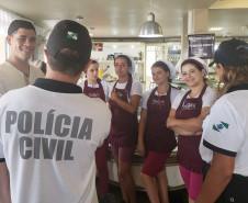 Polícia civil conversa com diversas pessoas no litoral