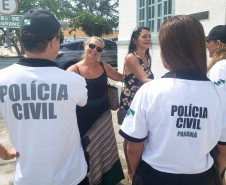 Policiais civis são cumprimentados por veranistas