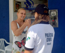 Policial civil é cumprimentada por veranista