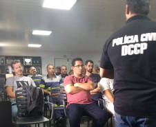 Funcionários da AMBEV atentos à palestra de um policial civil