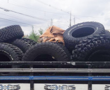 Dezenas de pneus em carroceria de caminhão