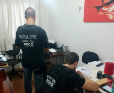 Policiais civis realizando buscas na casa de alvo da operação