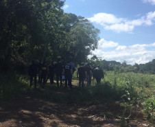 Agentes da segurança caminhando em local da reconstituição do crime