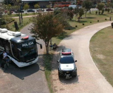 Delegacia Móvel e viatura da PCPR no evento "PCPR nos bairros" em Ponta Grossa