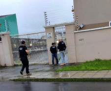 Policiais civis chegando para cumprir mandados judiciais em endereço relacionado ao alvo