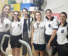 Policiais civis e professores posando para foto