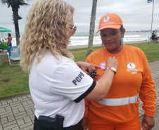 Policial civil colando o adesivo da campanha 