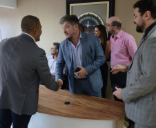 Delegado Alexandre Macorin é cumprimento por colegas de trabalho