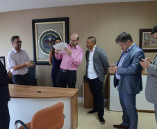 Envolvidos verificando a impressão com o resultado da eleição.