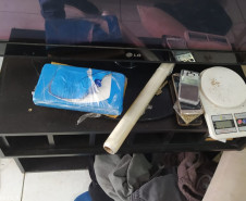 Drogas e balança sobre a mesa