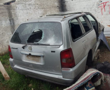 Veículo com peças removidas
