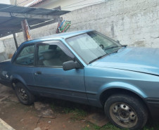Veículo estacionado para retirada de peças.