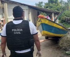 Policiais civis cumprem mandado em casa de suspeitos de tentativa de homicídio em Guaratuba