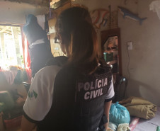 Policiais civis cumprem mandado em casa de suspeitos de tentativa de homicídio em Guaratuba