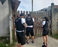 Policiais civis cumprem mandado em casa de suspeitos de tentativa de homicídio em Guaratuba