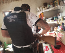 Policiais civis cumprem mandado em casa de suspeitos de tentativa de homicídio em Guaratuba