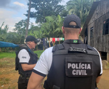 Policiais civis cumprem mandado de prisão e de busca e apreensão em Guaratuba