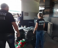 Policiais civis realizando a incineração