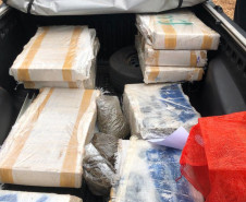Drogas embaladas no interior de carroceria de veículo