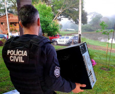 Policial civil recolhe computador