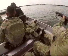 Policiais civis em barco da corporação