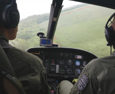 Policiais civis em voo de helicoptero