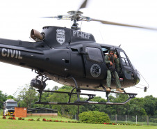 Helicoptero da policia civil levantando voo