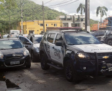 Veículos da polícia civil na rua, em fila, prontos para saírem em diligência