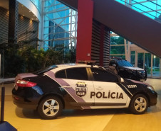 Viatura da PCPR em exposição no shopping 